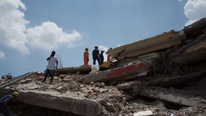 Hindistan'da bina çöktü: 14 ölü