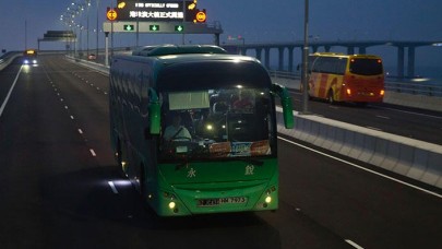 Hong Kong'da iki otobüs çarpıştı : 77 yaralı