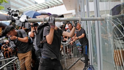 Hong Kong'da protestolar Çin'e katılımın yıl dönümünde de sürdü