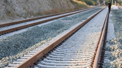 İlk kazmayı Atatürk'ün vurduğu yenilenen demiryolu hattı açılıyor