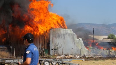 İzmir'de palet fabrikasında büyük yangın!