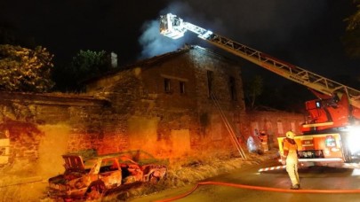 İzmir'de tarihi fabrika binasında yangın