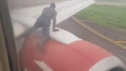 Kalkışa hazırlanan uçağın kanadına çıkıp içeri girmeye çalıştı