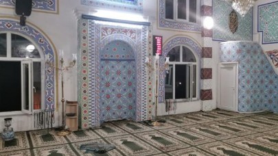 Kardeşini camide namaz kılarken öldürdü