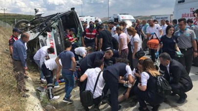 Kuzey Marmara Otoyolu'nda midibüs devrildi; çok sayıda kişi yaralandı