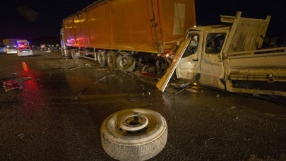 Lastik değiştiren belediye çalışanlarına tır çarptı: 2 ölü,  1 yaralı