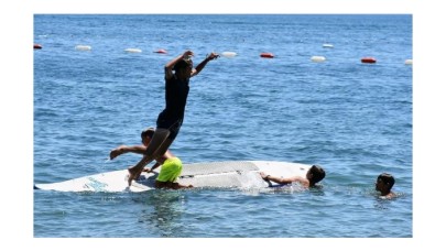 Marmaris'te sıcaktan bunalanlar plajları ve havuzları doldurdu