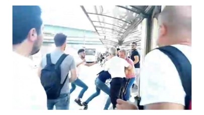 Metrobüs durağında büyük kavga! Uyardı diye dövdüler