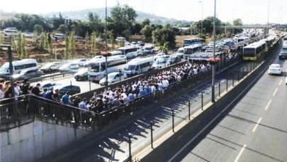 Metrobüs duraklarında adım atacak yer kalmadı
