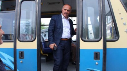 MHP'li başkan evinden belediyeye dolmuşla gidip geliyor