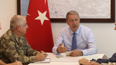 Milli Savunma Bakanı Akar ve komutanlar Suriye sınırında