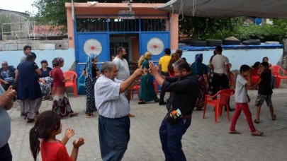 Önce kavga ettiler,  sonra halay çektiler