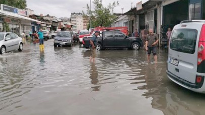 Ordu'da sağanak; caddeler göle döndü,  iş yerlerini su bastı