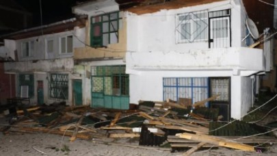 Ordu'da fırtına çatıları uçurdu