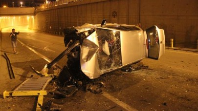 Otomobil alt geçide uçtu: 3 yaralı