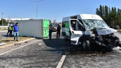 Özel harekatçıların minibüsü kamyonetle çarpıştı: 4'ü polis,  6 yaralı