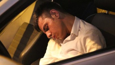 Park halindeki araçlara çarpıp sızdı... Uyandıramayınca polisi aradılar