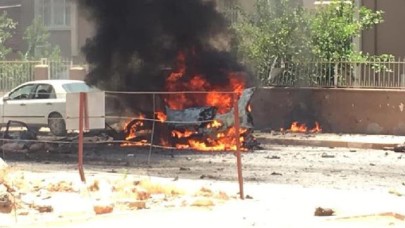 Park halindeki otomobil patladı: Ölü ve yaralılar var