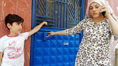 Polisler gelene kadar apartman kapısını sıkıca tuttu…