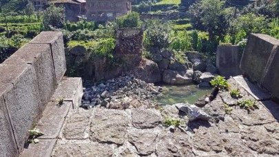 Rize'de 300 yıllık kemer köprü çöktü