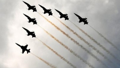 Savaş uçakları yanlış şehrin üzerinde gösteri yaptı
