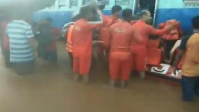 Sel felaketi: 700 kişi yolcu treninde mahsur kaldı