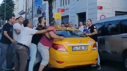 Şoke eden görüntü! Tartışma kavgaya dönüştü; yolcusuna bıçakla saldırdı