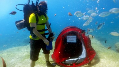 Su altında kurdukları çadırın önünü temizlediler