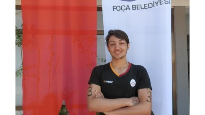 Su korkusunu yenip milli yüzücü oldu