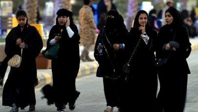 'Suudi Arabistan'da kadınlara yurt dışı seyahat özgürlüğü geliyor'