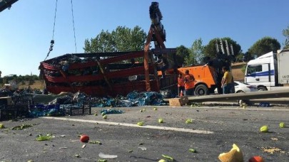 TEM’de kamyon devrildi: Tonlarca meyve ve sebze yola döküldü