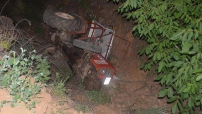 Traktör şarampole devrildi,  baba ve kızı öldü