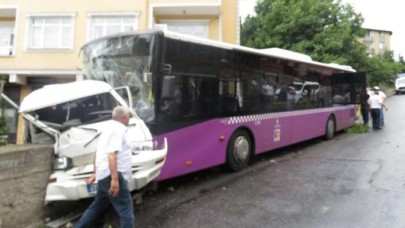 Üsküdar'da özel halk otobüsü minibüse çarptı: Yaralılar var