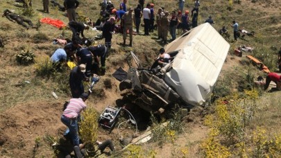 Van'da kaçak göçmenleri taşıyan minibüs takla attı: 16 ölü,  51 yaralı