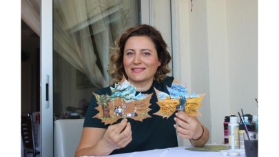 Yaprakları renklendirerek,  kişiye özel tasarımlar yapıyor