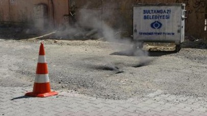 Yoldaki çatlaklardan çıkan duman paniğe neden oldu