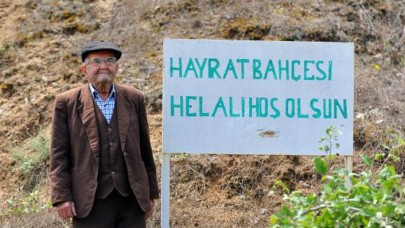 Yoldan gelip geçenler sebze- meyve yesin diye 'Hayrat Bahçesi' yaptı