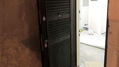 Zil çalınca kapı dürbününden bakan kadın,  pompalı tüfekle gözünden vuruldu