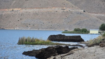 Adıyaman'daki 'yüzen adalar'ın bir kısmı kıyıyla birleşti