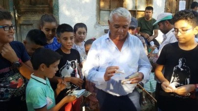 Antalyalı işadamı mezarlık ziyareti yapanlara para dağıttı