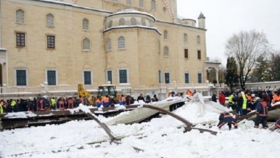 Ataköy'de cami avlusunda çöken tenteye 160 bin lira tazminat
