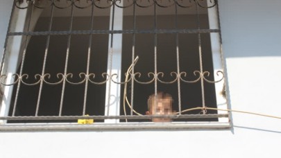 Babası tarafından evde kilitli bırakılan çocuk polisi alarma geçirdi