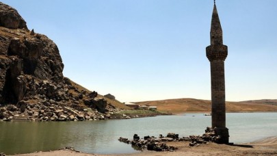 Baraj suları çekilince gün yüzüne çıktı