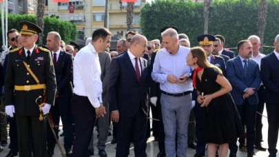 Belediye Başkanı gecikti,  vali izin vermedi... Törende çelenk krizi