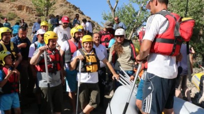 Binali Yıldırım Erzincan'da rafting yaptı