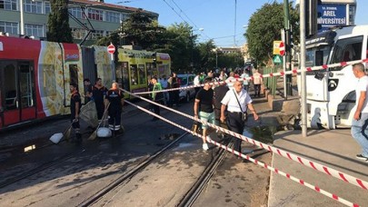 Cevizlibağ'da su tankeri tramvaya çarptı