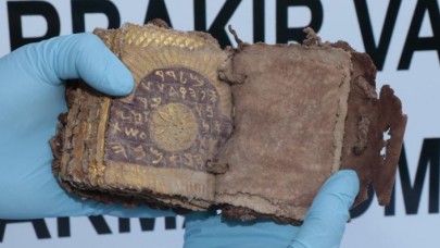Diyarbakır'da ceylan derisine altın yazmalı kitap ele geçirildi