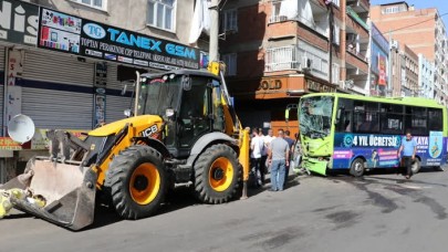 Diyarbakır'da halk otobüsü ile iş makinesi çarpıştı: 5 yaralı
