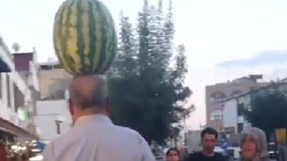 Diyarbakır'da ilginç görüntü... 10 kiloluk karpuzu metrelerce taşıdı