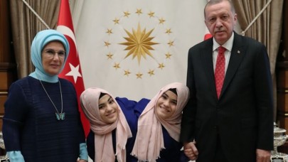 Erdoğan çifti ile siyam ikizleri bir araya geldi